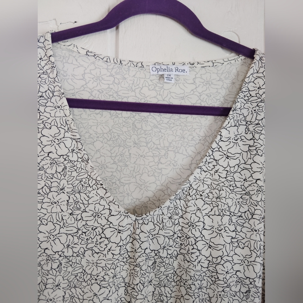 NWT!! Ophlia Roe, Chic V-Neck Floral Blouse. Size 2X - Picture 2 of 8